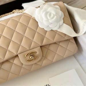 Chanel classic flap bag medium beige. Lambskin.